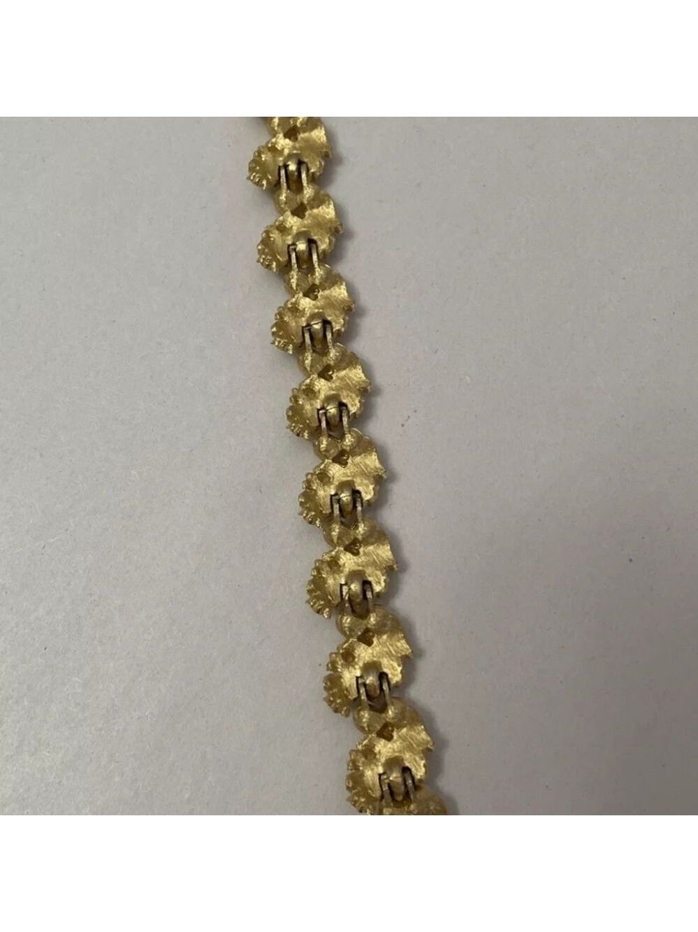 TRIFARI BRUSH GOLD LEAF & PEARL LINK BRACELET VTG - Picture 4 of 8